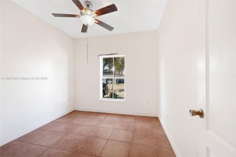 Casa en venta en Hialeah, Florida, 4 dormitorios, 148.74 m2 № 1932926 - foto 18