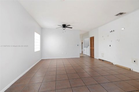 Casa en venta en Hialeah, Florida, 4 dormitorios, 148.74 m2 № 1932926 - foto 3