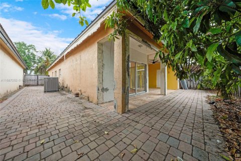 Casa en venta en Hialeah, Florida, 4 dormitorios, 148.74 m2 № 1932926 - foto 30