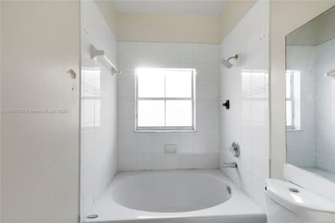 Casa en venta en Hialeah, Florida, 4 dormitorios, 148.74 m2 № 1932926 - foto 15