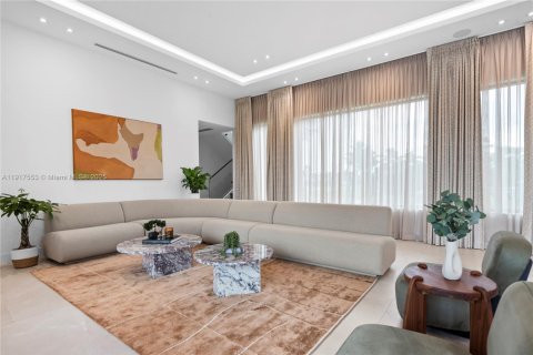 Снять в аренду виллу или дом в Майами, Флорида 9 спален, 475.94м2, № 2082590 - фото 18