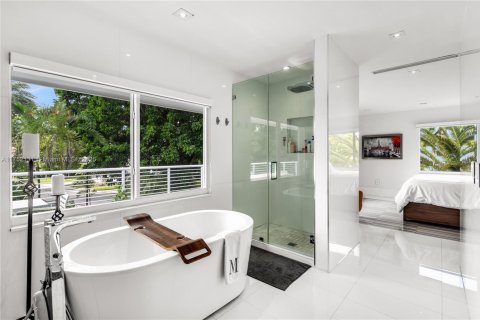 House in Doral, Florida 4 bedrooms, 306.02 sq.m. № 1875375 - photo 21