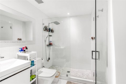House in Doral, Florida 4 bedrooms, 306.02 sq.m. № 1875375 - photo 18