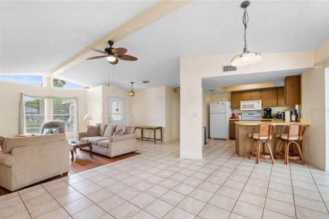 Villa ou maison à vendre à Cape Coral, Floride: 3 chambres, 137.22 m2 № 1900012 - photo 10