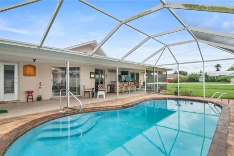 Villa ou maison à vendre à Cape Coral, Floride: 3 chambres, 137.22 m2 № 1900012 - photo 2