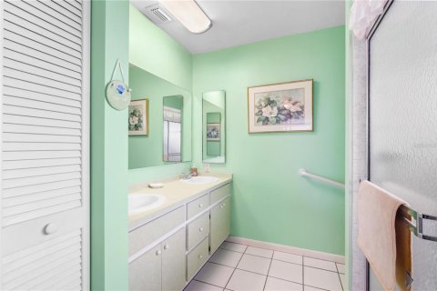 Villa ou maison à vendre à Cape Coral, Floride: 3 chambres, 137.22 m2 № 1900012 - photo 13