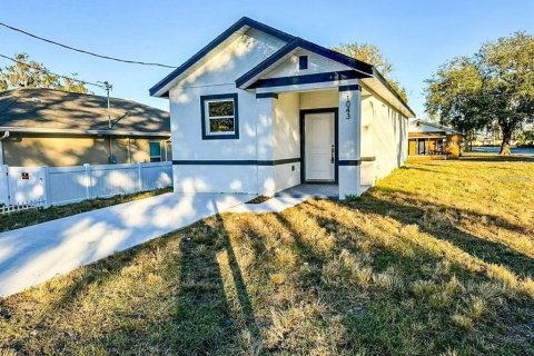 House in Lakeland, Florida 2 bedrooms, 76.09 sq.m. № 1915919 - photo 1