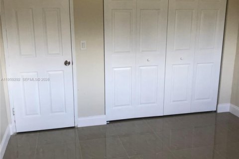 Condo in Hallandale Beach, Florida, 2 bedrooms  № 2018120 - photo 7