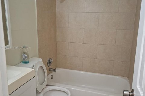 Condo in Hallandale Beach, Florida, 2 bedrooms  № 2018120 - photo 10