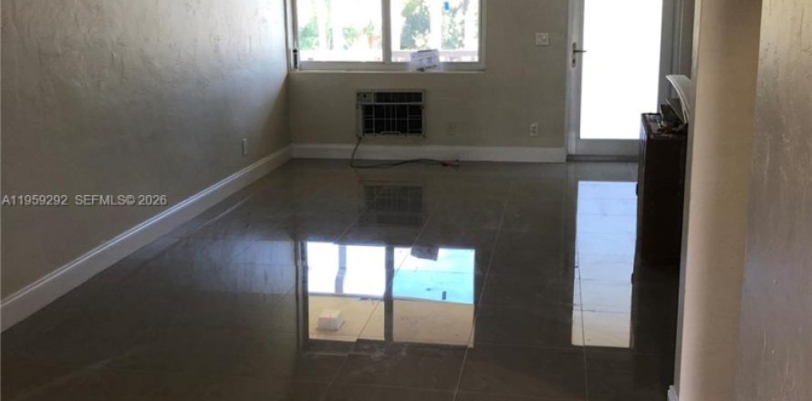 Condo in Hallandale Beach, Florida, 2 bedrooms  № 2018120