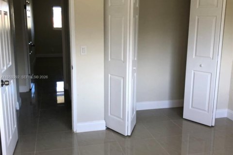 Condo in Hallandale Beach, Florida, 2 bedrooms  № 2018120 - photo 6