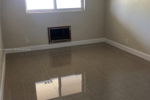 Condo in Hallandale Beach, Florida, 2 bedrooms  № 2018120 - photo 2