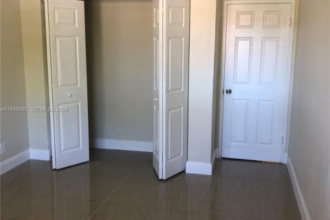 Condo in Hallandale Beach, Florida, 2 bedrooms  № 2018120 - photo 4