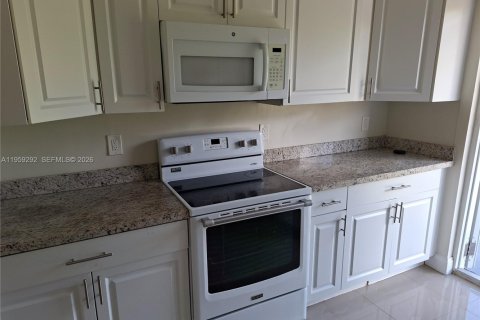 Condo in Hallandale Beach, Florida, 2 bedrooms  № 2018120 - photo 9