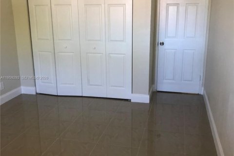 Condo in Hallandale Beach, Florida, 2 bedrooms  № 2018120 - photo 3