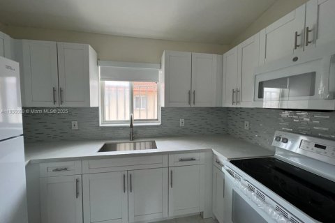 Condominio en alquiler en Hialeah, Florida, 2 dormitorios, 89.19 m2 № 1922108 - foto 2