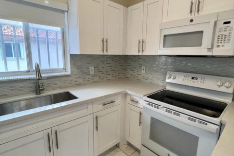 Condominio en alquiler en Hialeah, Florida, 2 dormitorios, 89.19 m2 № 1922108 - foto 4
