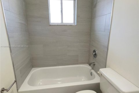 Condominio en alquiler en Hialeah, Florida, 2 dormitorios, 89.19 m2 № 1922108 - foto 15