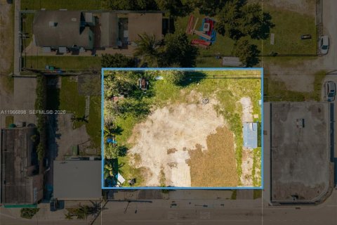 Propiedad comercial en venta en Miami, Florida № 2028384 - foto 3