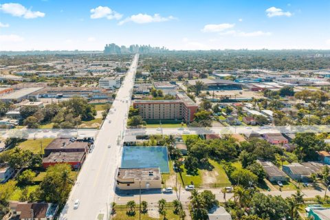 Propiedad comercial en venta en Miami, Florida № 2028384 - foto 2