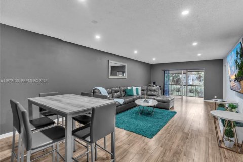 Condominio en alquiler en Lauderhill, Florida, 2 dormitorios, 104.98 m2 № 2036597 - foto 1