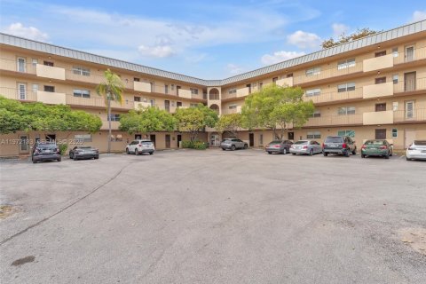 Condominio en alquiler en Lauderhill, Florida, 2 dormitorios, 104.98 m2 № 2036597 - foto 2