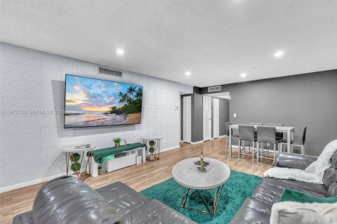 Condominio en alquiler en Lauderhill, Florida, 2 dormitorios, 104.98 m2 № 2036597 - foto 5