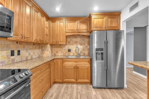 Condominio en alquiler en Lauderhill, Florida, 2 dormitorios, 104.98 m2 № 2036597 - foto 10