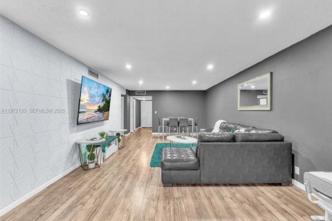 Condominio en alquiler en Lauderhill, Florida, 2 dormitorios, 104.98 m2 № 2036597 - foto 7