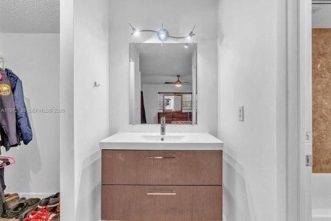 Condominio en alquiler en Lauderhill, Florida, 2 dormitorios, 104.98 m2 № 2036597 - foto 16