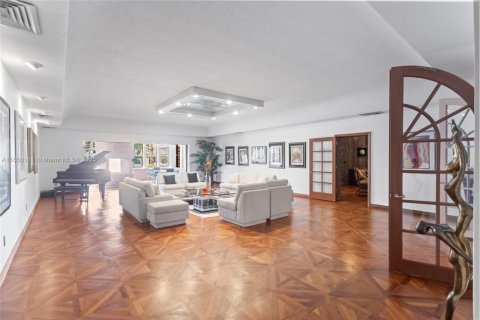 House in North Miami, Florida 6 bedrooms, 574.14 sq.m. № 1857145 - photo 15