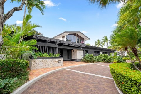 House in North Miami, Florida 6 bedrooms, 574.14 sq.m. № 1857145 - photo 11