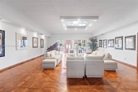 House in North Miami, Florida 6 bedrooms, 574.14 sq.m. № 1857145 - photo 14
