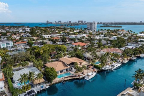 House in North Miami, Florida 6 bedrooms, 574.14 sq.m. № 1857145 - photo 6