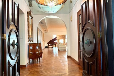 House in North Miami, Florida 6 bedrooms, 574.14 sq.m. № 1857145 - photo 13