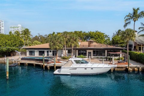 House in North Miami, Florida 6 bedrooms, 574.14 sq.m. № 1857145 - photo 5