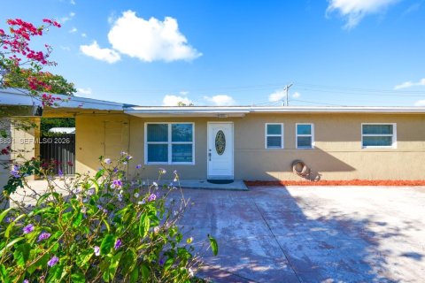 Купить виллу или дом в Майами-Гарденс, Флорида 3 спальни, 128.11м2, № 2052439 - фото 2