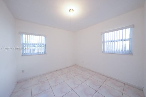 Купить виллу или дом в Майами-Гарденс, Флорида 3 спальни, 128.11м2, № 2052439 - фото 10