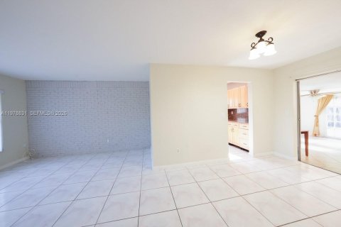 Купить виллу или дом в Майами-Гарденс, Флорида 3 спальни, 128.11м2, № 2052439 - фото 17