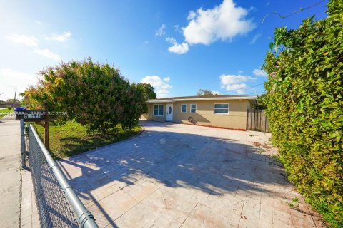 Купить виллу или дом в Майами-Гарденс, Флорида 3 спальни, 128.11м2, № 2052439 - фото 3