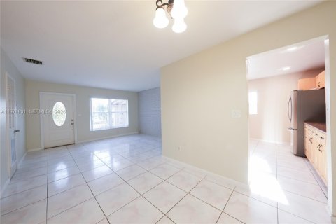 Купить виллу или дом в Майами-Гарденс, Флорида 3 спальни, 128.11м2, № 2052439 - фото 8