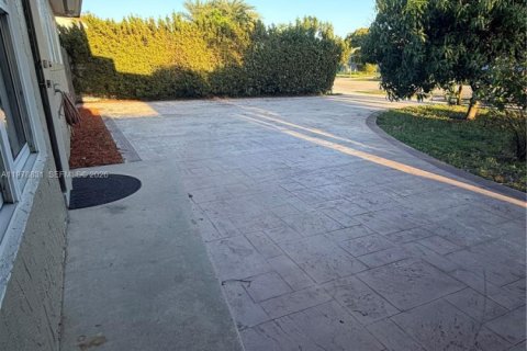 Купить виллу или дом в Майами-Гарденс, Флорида 3 спальни, 128.11м2, № 2052439 - фото 4