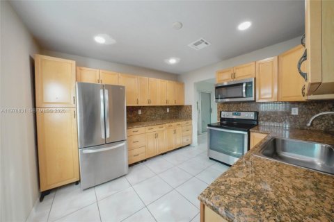 Купить виллу или дом в Майами-Гарденс, Флорида 3 спальни, 128.11м2, № 2052439 - фото 7