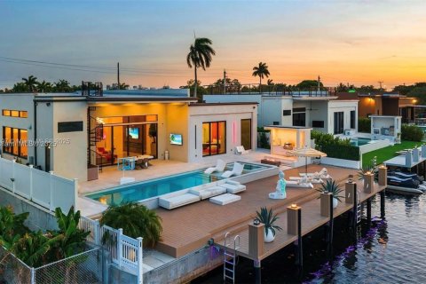 House in Fort Lauderdale, Florida 4 bedrooms, 302.68 sq.m. № 1823428 - photo 1