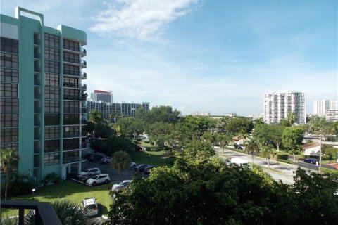 Condo in Hallandale Beach, Florida, 2 bedrooms  № 468567 - photo 1