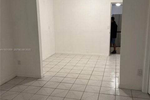 Снять в аренду виллу или дом в Майами, Флорида 3 спальни, 111.48м2, № 1989892 - фото 6