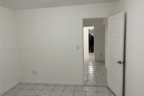 Снять в аренду виллу или дом в Майами, Флорида 3 спальни, 111.48м2, № 1989892 - фото 4