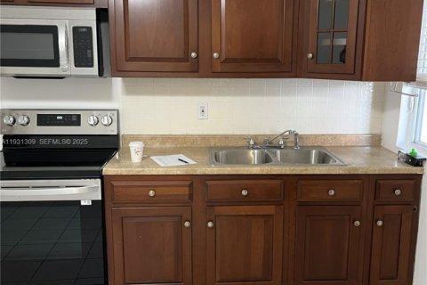 Снять в аренду виллу или дом в Майами, Флорида 3 спальни, 111.48м2, № 1989892 - фото 8