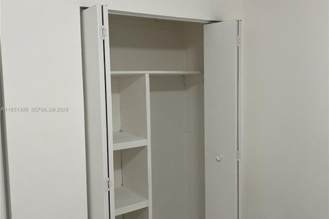 Снять в аренду виллу или дом в Майами, Флорида 3 спальни, 111.48м2, № 1989892 - фото 3