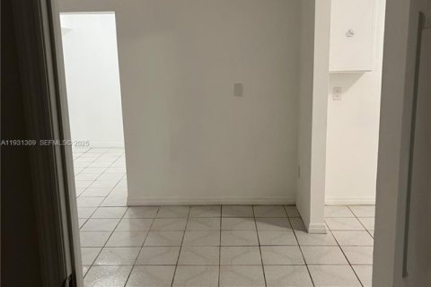 Снять в аренду виллу или дом в Майами, Флорида 3 спальни, 111.48м2, № 1989892 - фото 7